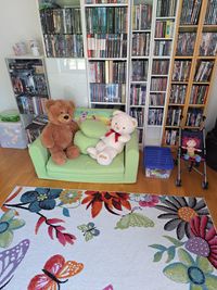 Kindercouch und Puppenspielsachen